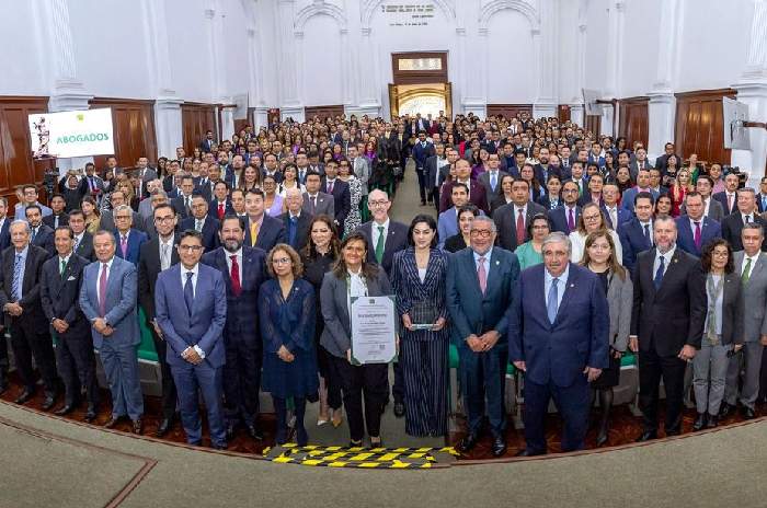 ceremonia dia del abogado uaemex