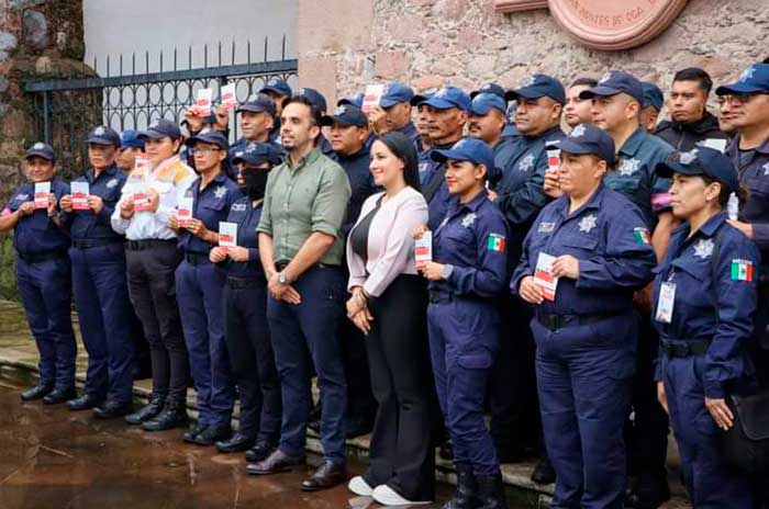 Alcaldesa Valle De Bravo entrega vales despensa policías