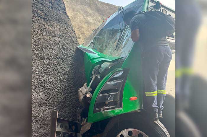 camion choca contra muro