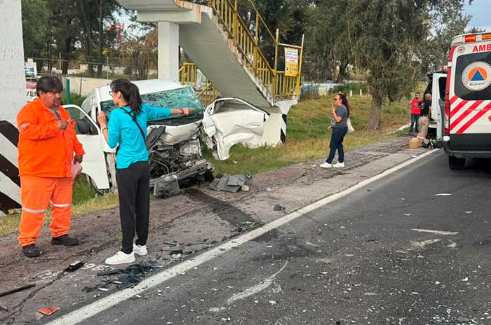 camioneta con turistas choca