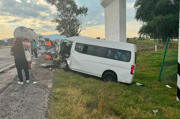 camioneta con turistas choca1