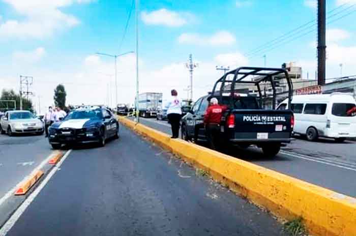 pareja motociclista impacta mexibus