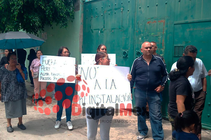 Madres impiden reinstalación directora Chimalhuacan