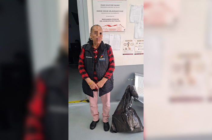 mujer detenida tirar basura