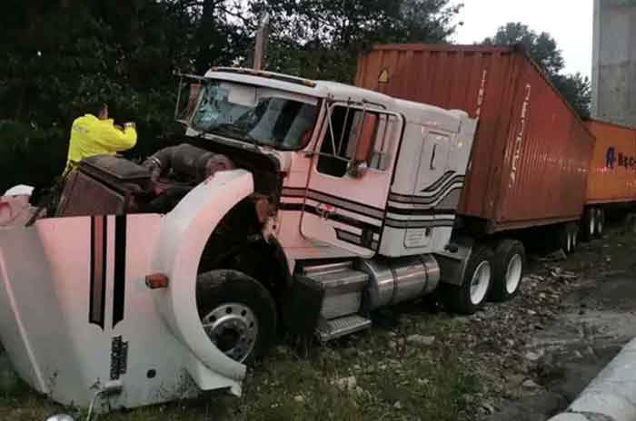 Brutal_Tráiler_se_queda_sin_frenos_y_se_lleva_varios_autos_en_la_México-Toluca_2.jpg