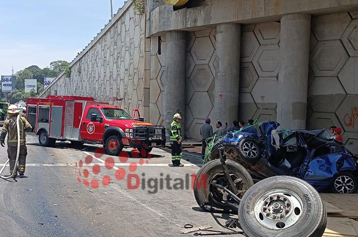 Caos-en-la-México-Toluca-por-volcadura-de-camión-hay-heridos-2.jpg