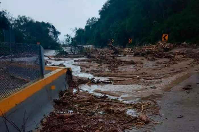 Cierran_Autopista_del_Sol_por_destrozos_del_huracán_Otis_2.jpg