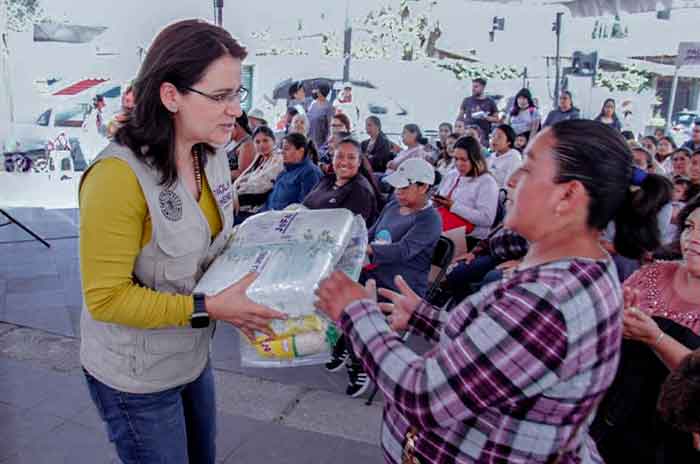 Entrega_Paola_Jiménez_apoyos_a_madres_y_mujeres_embarazadas_en_Toluca_2.jpg