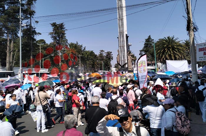 Hay-mega-marcha-de-trabajadores-del-sector-salud-en-Toluca.jpg