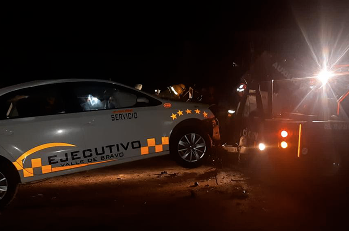 Taxista muere tras estrellarse contra una máquina de construcción en Valle de Bravo 2