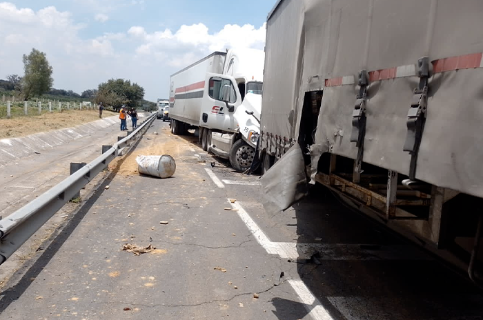 Tráilers impactan y colapsan en el Circuito Exterior Mexiquense 2