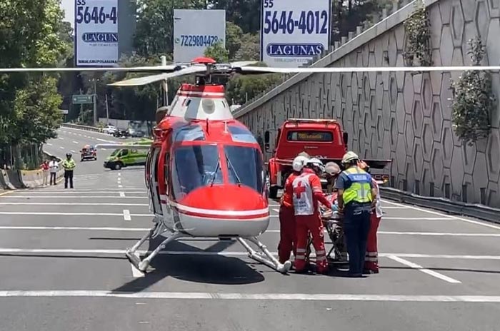 Vuelca_camión_y_cae_sobre_vehículo_en_la_México-Toluca_hay_varios_heridos.jpg