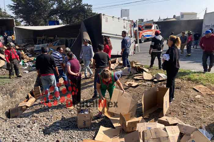 Vuelca_tráiler_con_detergente_en_la_Toluca-Palmillas_aprovechan_para_hacer_rapiña_2.jpg