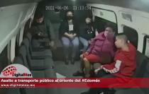 En las imágenes se aprecia cómo el transporte se detiene y al abrirse la puerta, se asoma un sujeto que comienza a amagar a los usuarios