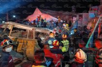 Equipos de emergencia trabajan en la zona de la explosión de pirotecnia registrada durante la Feria de Santa María Canchesda, en Temascalcingo.