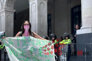 “Nos siguen asesinando y desapareciendo sólo por existir, el feminicidio en el Estado de México no para ni disminuye”, reclamaron las manifestantes. 