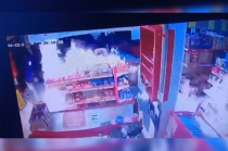 Sujetos desconocidos intentaron incendiar una sucursal de Tiendas 3B y una tienda de Oxxo, hechos que dejaron un menor de dos años y un hombre de 49 años lesionados.
