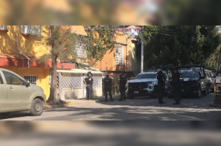 La zona fue acordonada por policías municipales mientras se daba aviso a personal de la Fiscalía General de Justicia del Estado de México (FGJEM).