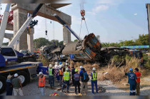 El tren que viajaba de Bangkok a Ubon Ratchathani sufrió el descarrilamiento tras el desplome de una grúa utilizada en la construcción de un puente para el proyecto de alta velocidad.
