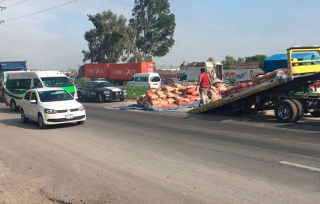 Deja siete heridos doble volcadura en la Texcoco-Lechería