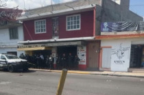 Elementos de la Policía Municipal resguardan el establecimiento de comida donde tres jóvenes fueron asesinados a balazos