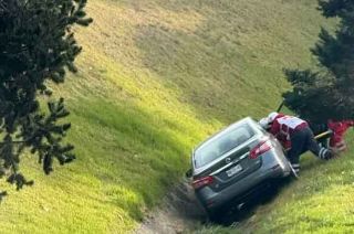 Paramédicos de la Cruz Roja brindaron los primeros auxilios al automovilista de 65 años de edad.