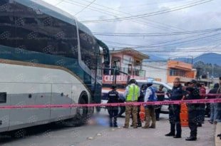 Una mujer de 33 años perdió la vida en el centro de Temoaya luego de que su mochila quedara atrapada en la puerta de un autobús Flecha Roja.