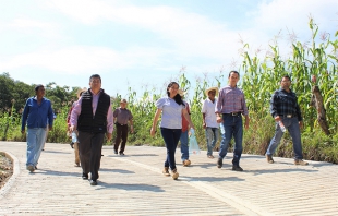 Anthony Domínguez mejora carreteras en Tejupilco