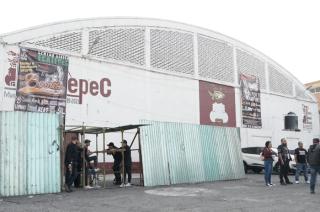 El hombre habría fallecido de causas naturales mientras se celebraba un evento de rock urbano dentro del inmueble.