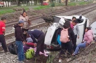 Las víctimas viajaban en un automóvil que quedó a un costado de la vialidad.