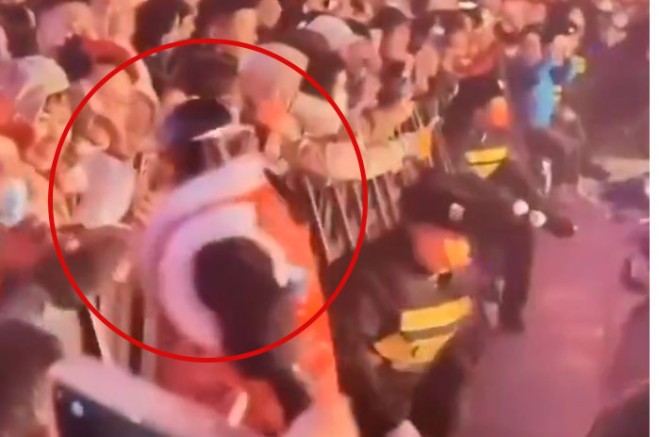 El androide fue detenido rápidamente por personal de seguridad tras el incidente.