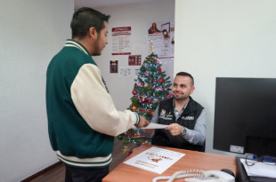 Persona realiza trámite de regularización de vivienda en una delegación del Imevis