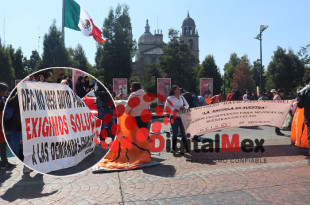 Maestros de la Unión de Comités Izquierda Democrática de Chimalhuacán se manifiestan frente a Palacio de Gobierno.