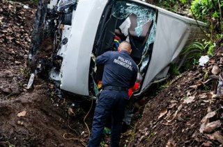 Una camioneta que transportaba peregrinos hacia el Santuario de Chalma cayó a un barranco de aproximadamente 15 metros en la carretera Santiago–Chalma.