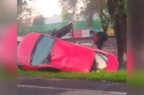 . El auto acabó volcado sobre uno de sus costados, resultando en daños materiales.