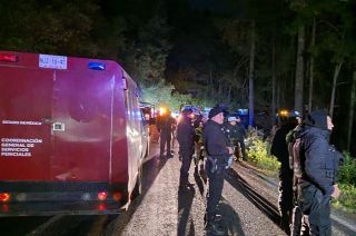 Un vehículo cayó a una barranca de más de 80 metros