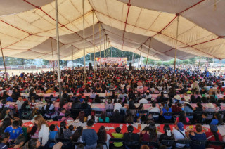 Cientos de madres se dieron cita para celebrar su día con música, regalos y alegría
