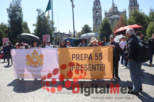 Los inconformes señalaron que 37 maestros eventuales no recibieron el pago correspondiente a su última quincena, situación que calificaron como injustificada y sin precedentes.