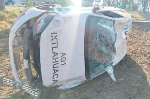 El taxi dio varias vueltas antes de salirse de la carretera.