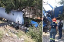 También fue necesario el apoyo de una grúa para liberar la unidad que cayó en el desnivel del puente donde ocurrió el accidente.