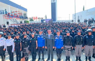 Reciben policías de Toluca uniformes nuevos