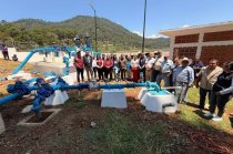 Autoridades municipales y estatales durante la entrega de infraestructura hidráulica que fortalecerá el abasto de agua potable en Donato Guerra.