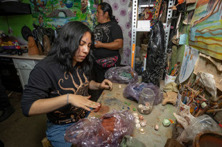 Video: Universitaria de la UAEMéx llevará artesanías de Metepec a H&amp;M en CDMX