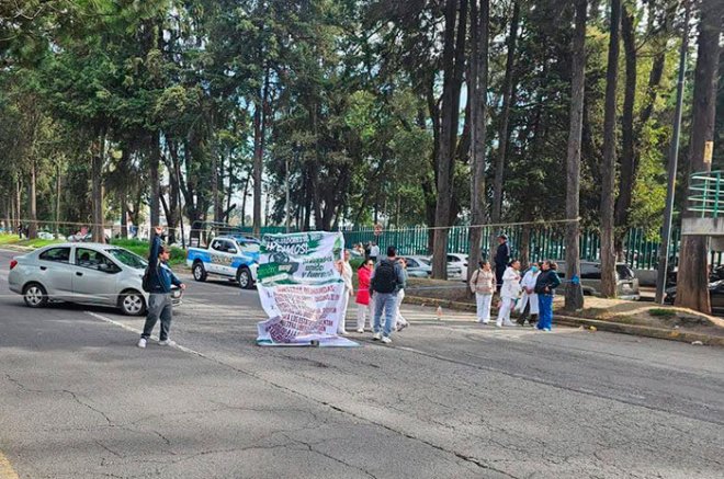 Trabajadores del IMSS mantienen bloqueado el libramiento José María Morelos y Pavón, continuación de avenida Tecnológico, a la altura del Hospital General Regional No. 251.