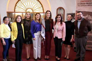 La embajadora de Palestina en México, Nadya Rasheed, participó en un encuentro en Toluca sobre paz y cooperación internacional, acompañada por Rocío Pegueros, presidenta del DIF municipal, y autoridades locales.