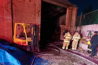 El elemento fue trasladado a un hospital mientras autoridades investigan el origen del incendio