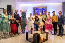 Elenco acompañado por el Mtro. Gerardo Urbán y Fernández durante la presentación de la nueva producción