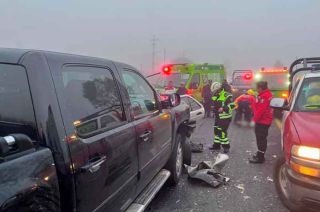 Una camioneta Nissan de color negro perdió el control hasta chocar de frente contra un Tsuru.