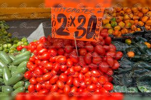 Tras varios meses con incrementos que impactaron la canasta básica, el jitomate comenzó a reducir su precio en mercados del Valle de Toluca gracias al aumento en la producción.
