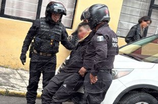 Uno de los trabajadores de la UAEMéx que resultó lesionado con arma blanca tras intervenir para auxiliar a un estudiante durante un presunto asalto en Toluca.
